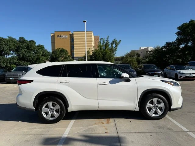 2021 Toyota Highlander - Image 2