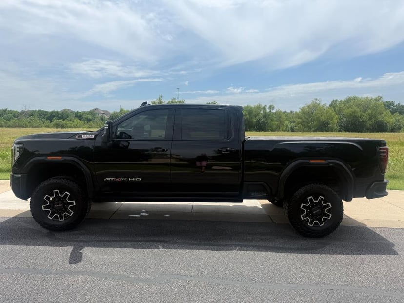 2025 GMC Sierra HD - Image 2