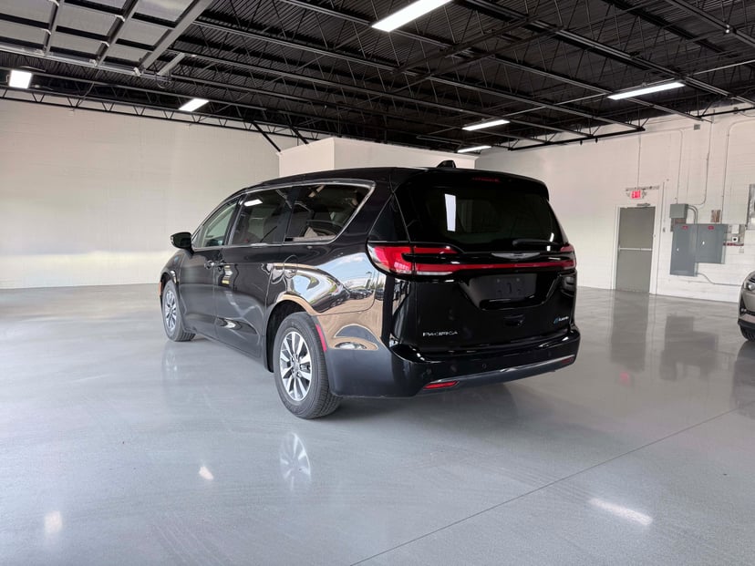 2024 Chrysler Pacifica - Image 3