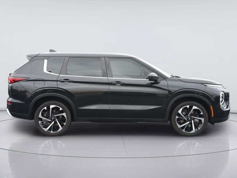 2022 Mitsubishi Outlander - Image 2
