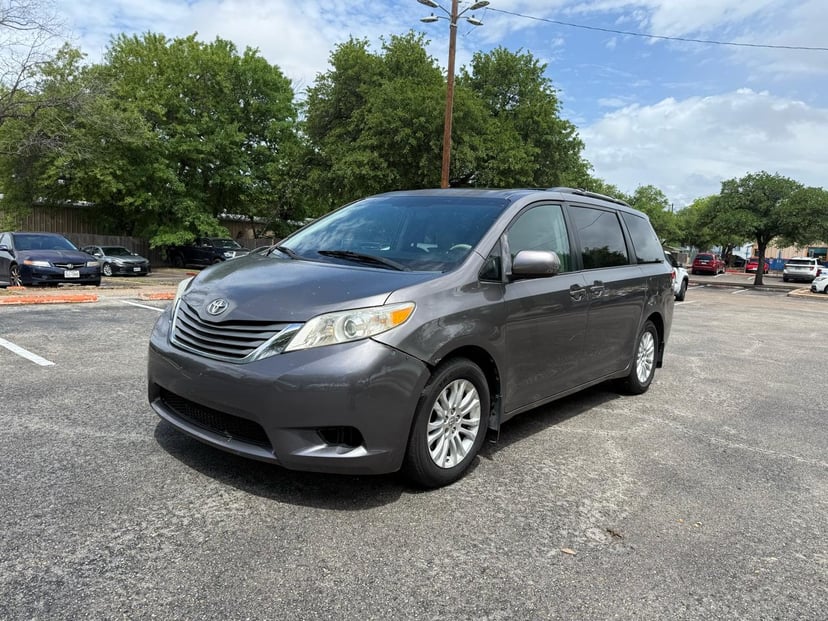 2013 Toyota Sienna - Image 1
