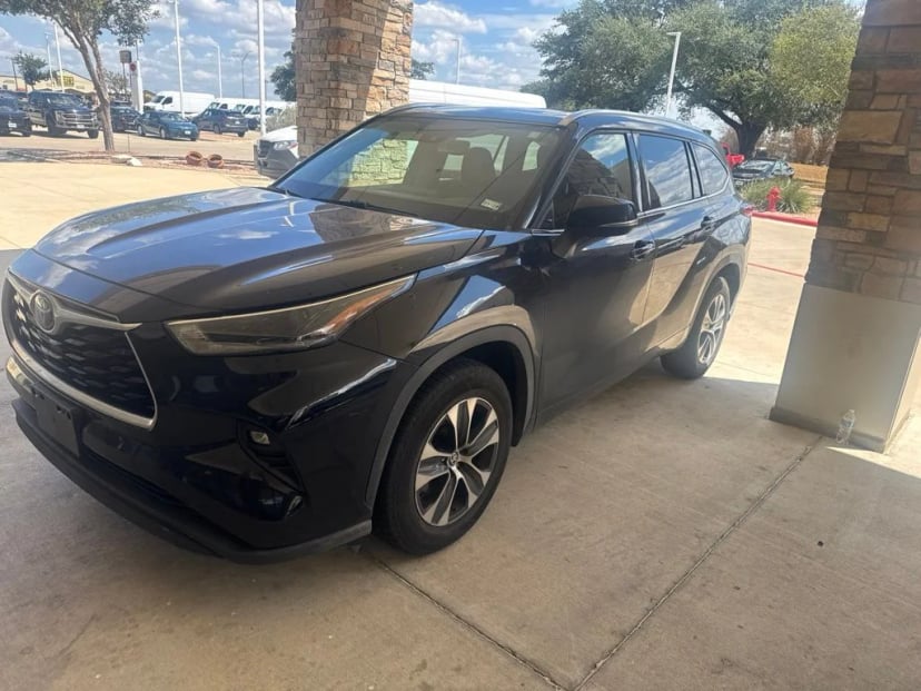 2021 Toyota Highlander - Image 1