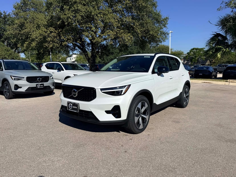 2026 Volvo XC40 - Image 1
