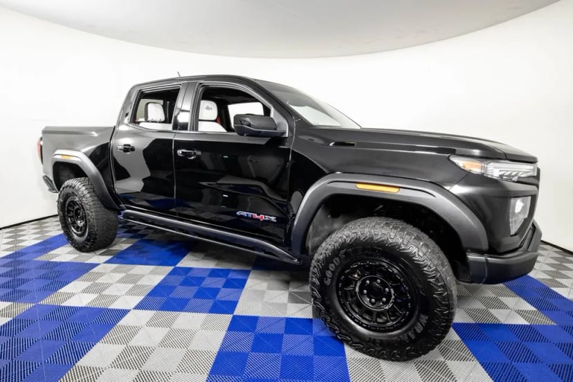2024 GMC Canyon - Image 2