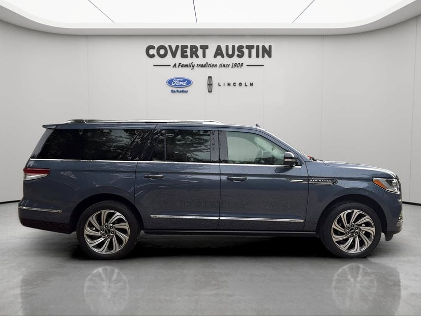 2022 Lincoln Navigator L - Image 3