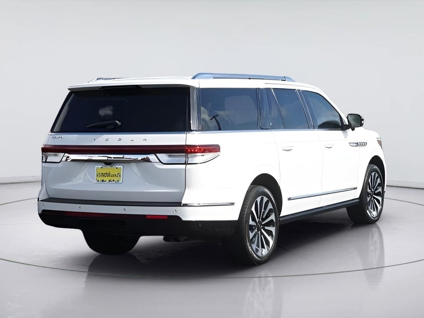 2024 Lincoln Navigator L - Image 3