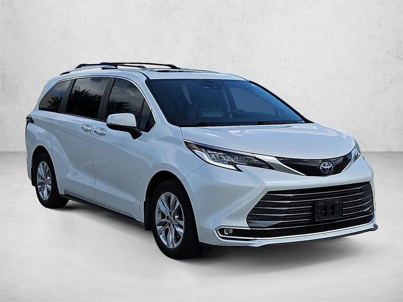 2023 Toyota Sienna - Image 1