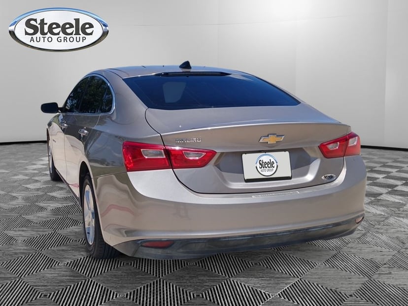 2022 Chevrolet Malibu - Image 2