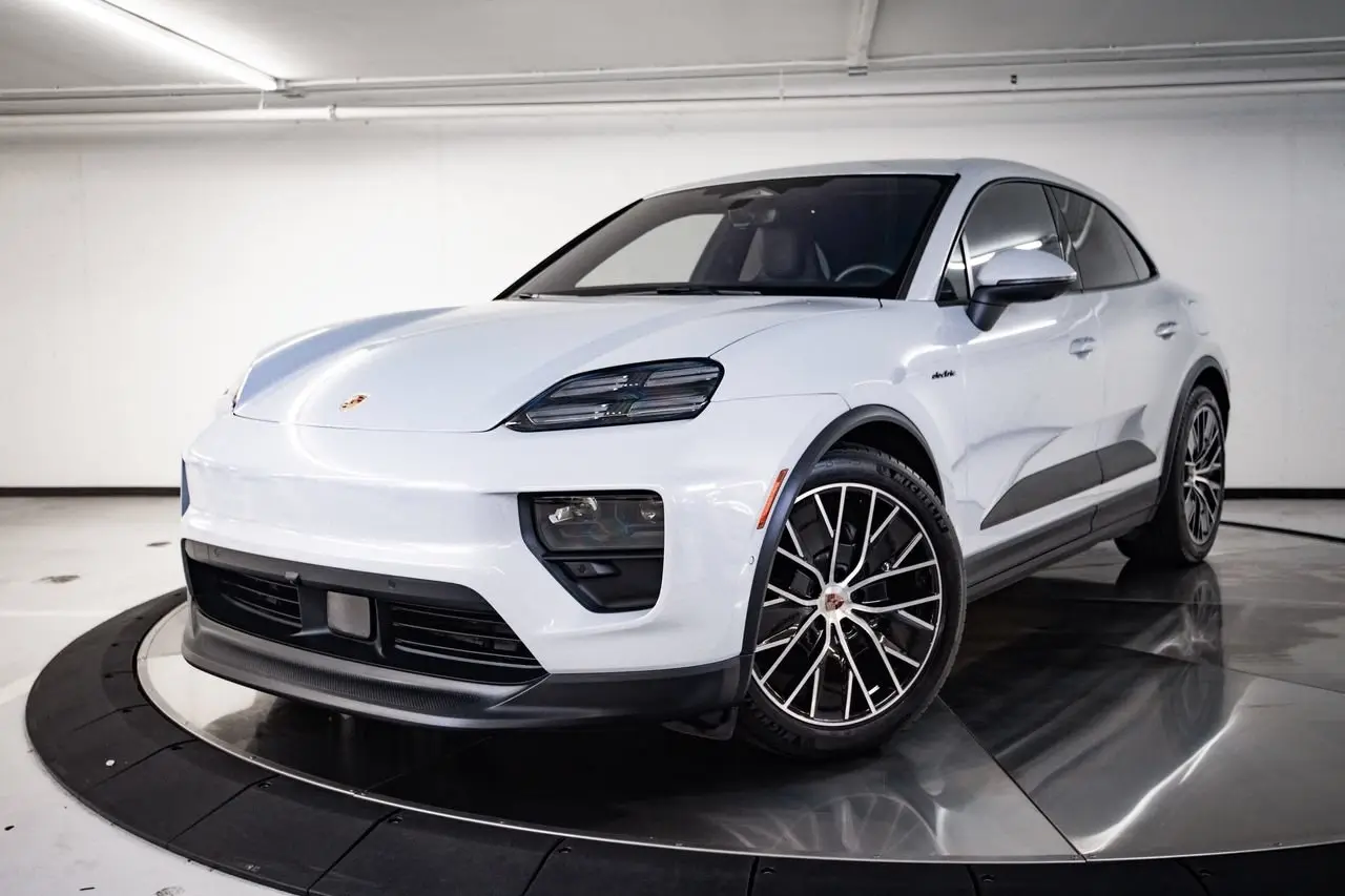 2024 Porsche Macan - Image 1