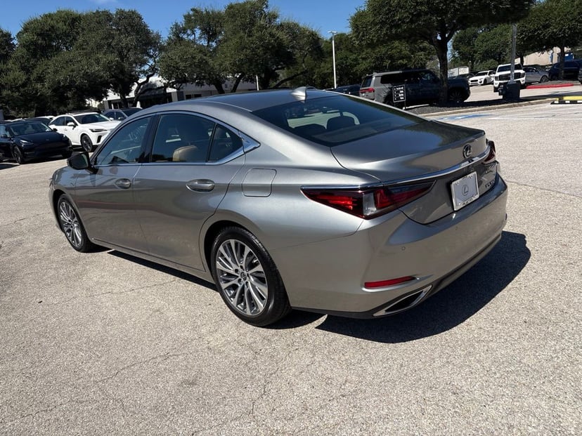 2021 Lexus ES - Image 3