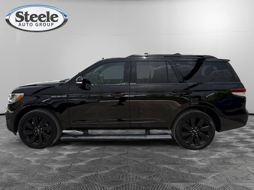 2023 Lincoln Navigator - Image 2