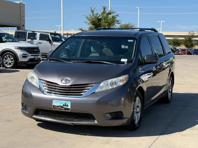 2017 Toyota Sienna - Image 1