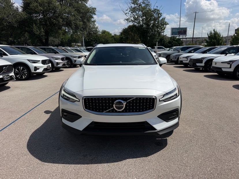 2026 Volvo V60 Cross Country - Image 3
