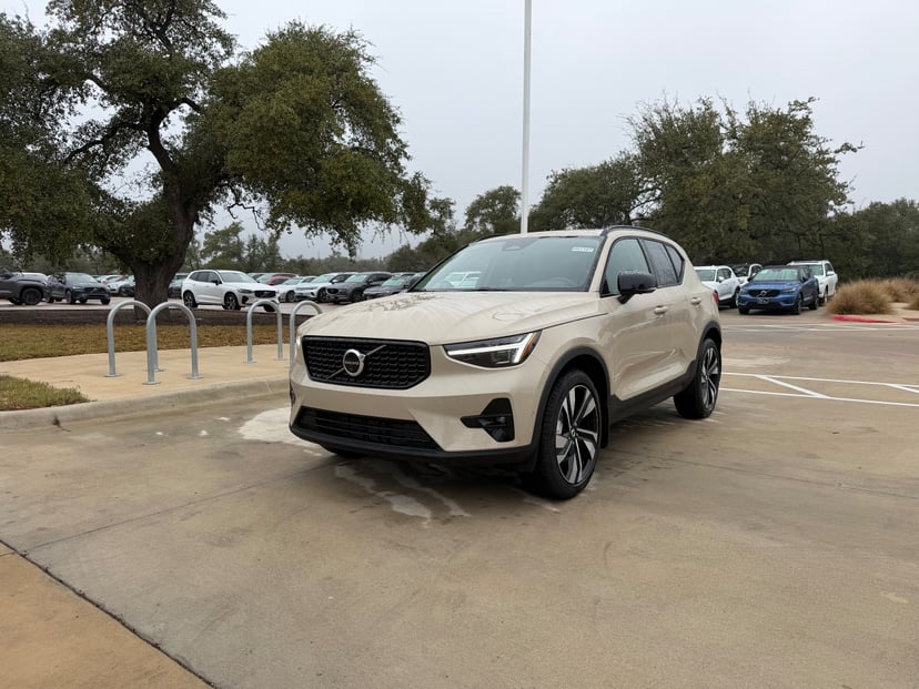 2026 Volvo XC40 - Image 1