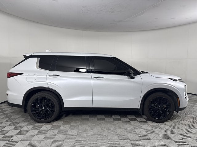 2023 Mitsubishi Outlander - Image 2