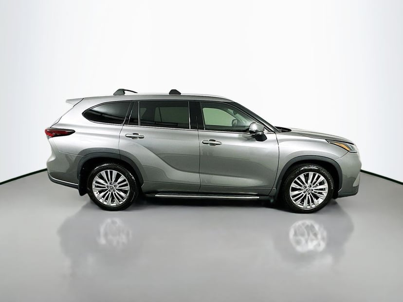 2025 Toyota Highlander - Image 2