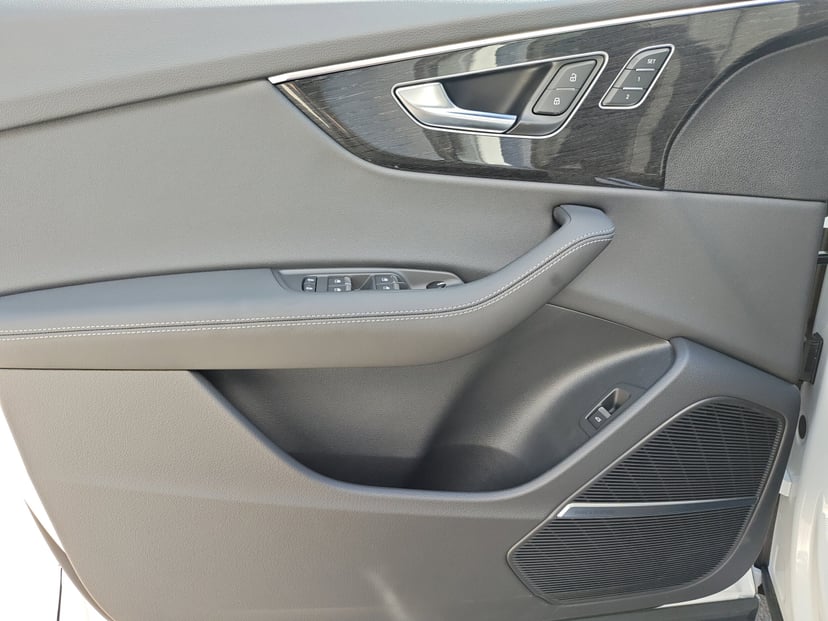 2025 Audi Q8 - Image 25