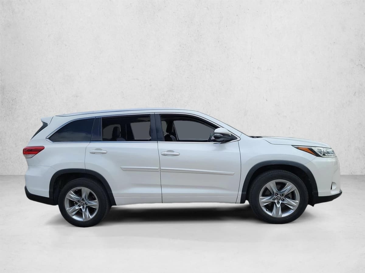 2017 Toyota Highlander - Image 4