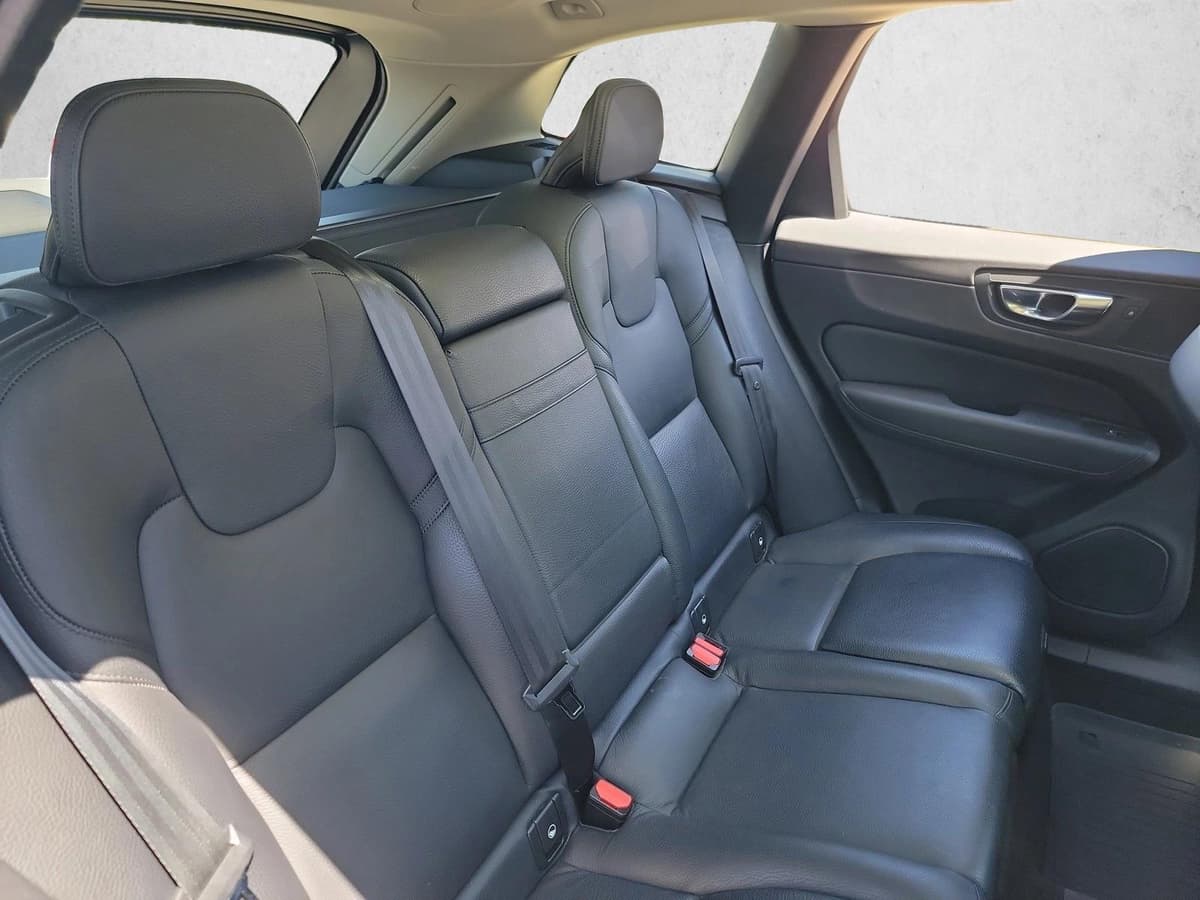 2021 Volvo XC60 - Image 16