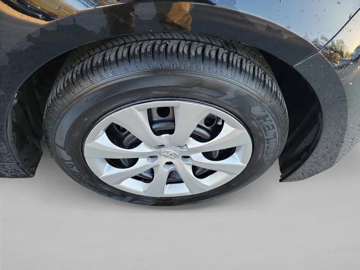 2025 Toyota Corolla - Image 10