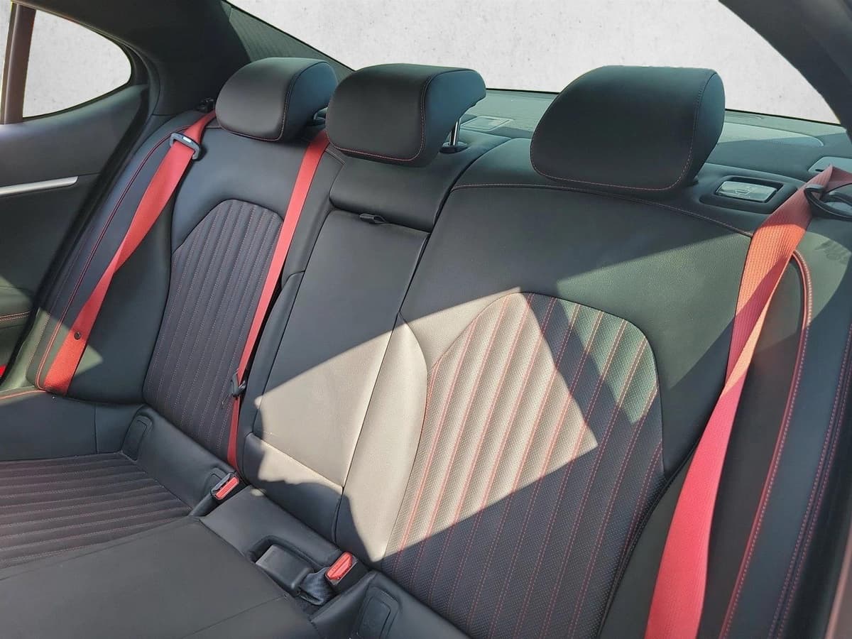 2023 Genesis G70 - Image 11