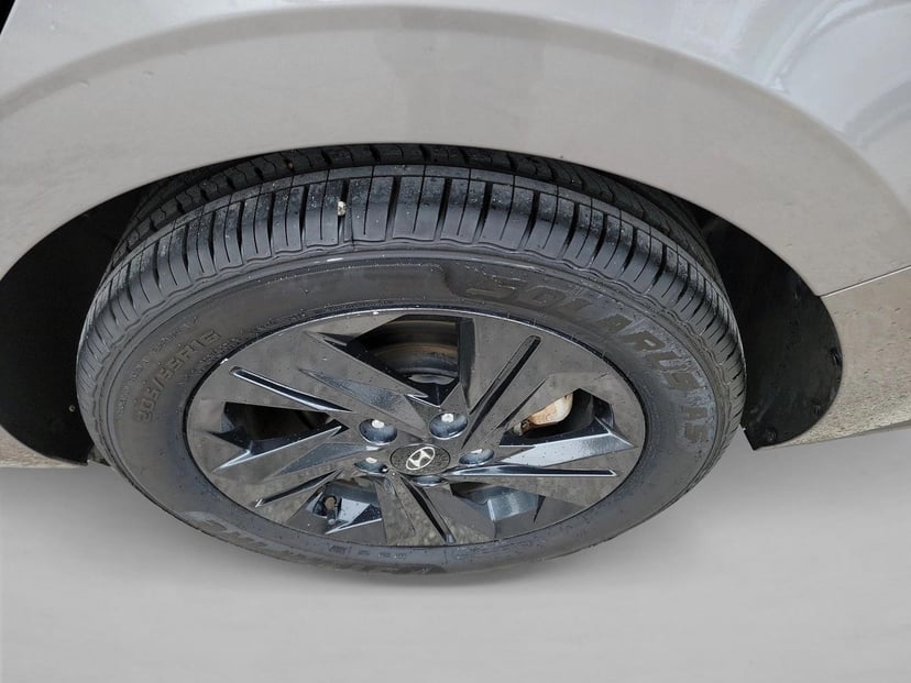 2023 Hyundai Elantra - Image 12
