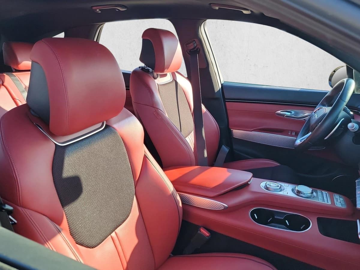 2022 Genesis GV70 - Image 12