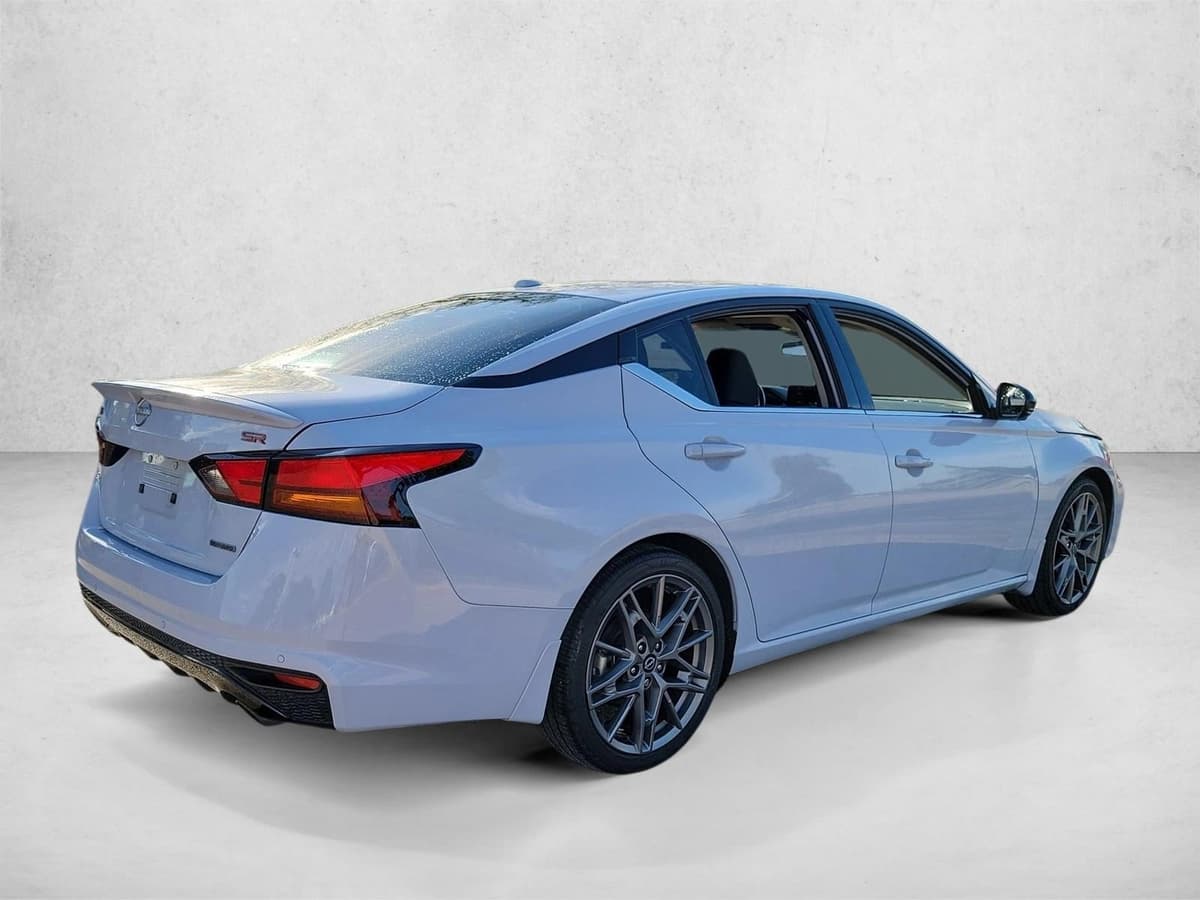 2023 Nissan Altima - Image 5