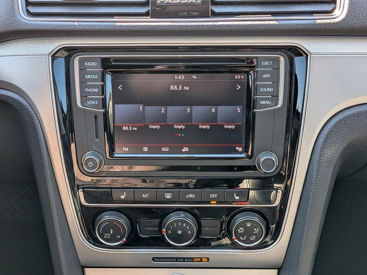 2019 Volkswagen Passat - Image 12