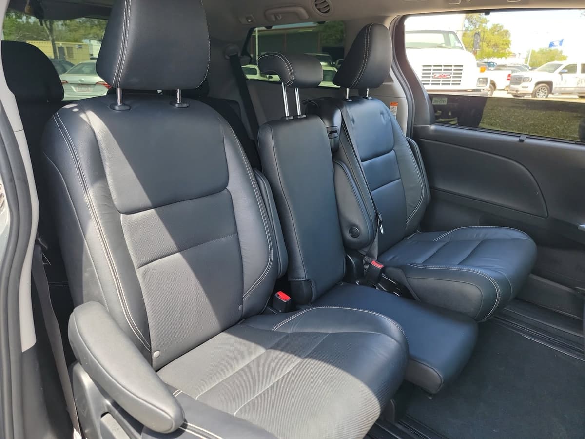 2019 Toyota Sienna - Image 13