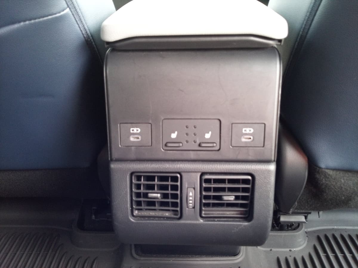 2025 Subaru Solterra - Image 17