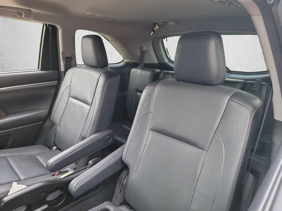 2017 Toyota Highlander - Image 11