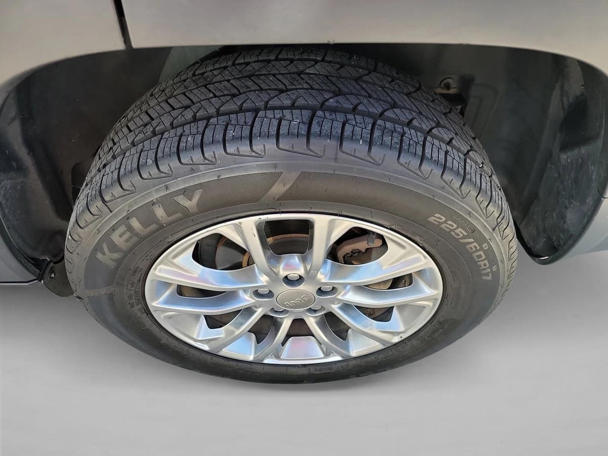 2019 Jeep Cherokee - Image 11