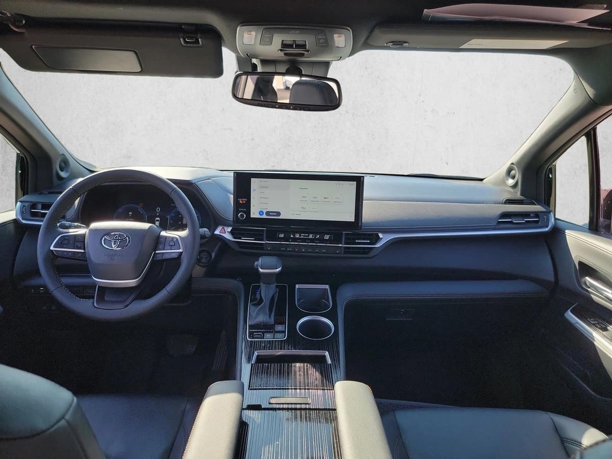 2025 Toyota Sienna - Image 17