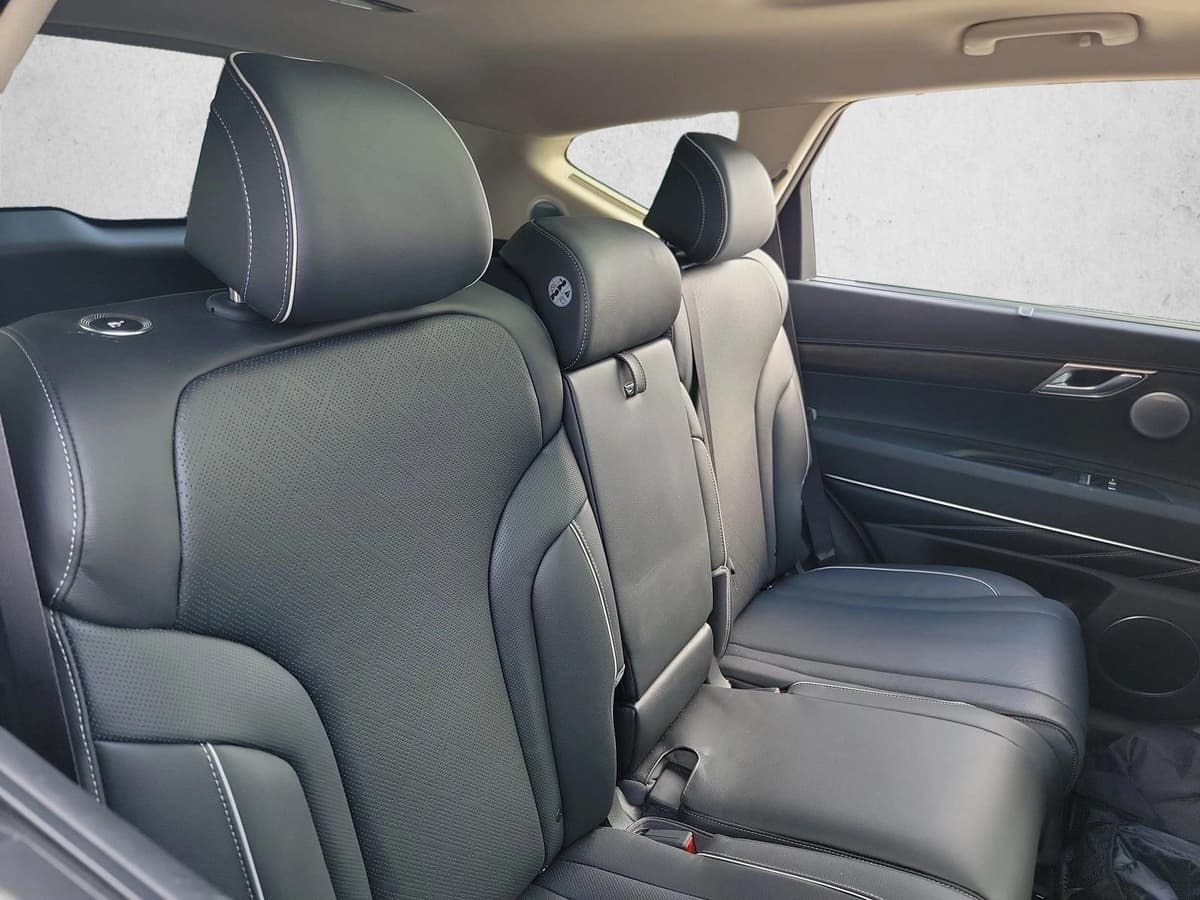 2026 Genesis GV80 - Image 12