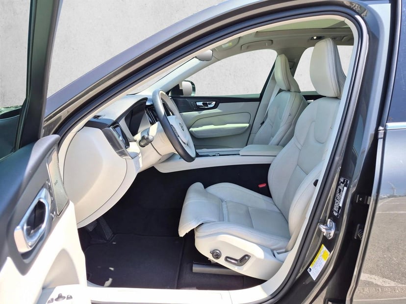 2021 Volvo XC60 - Image 12