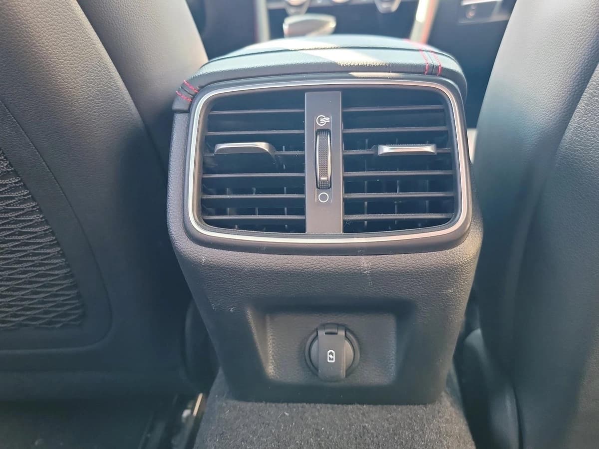 2023 Genesis G70 - Image 14