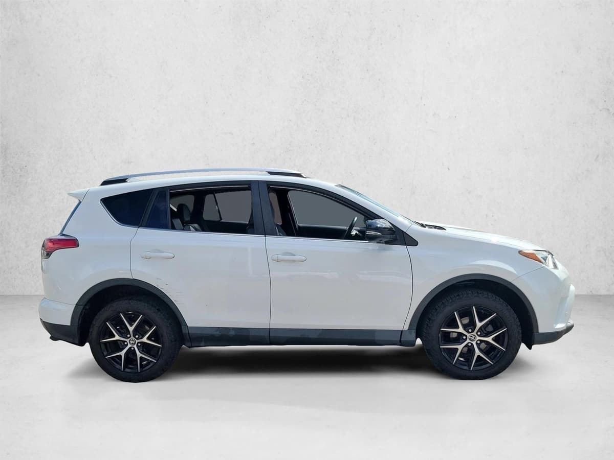 2016 Toyota RAV4 - Image 4