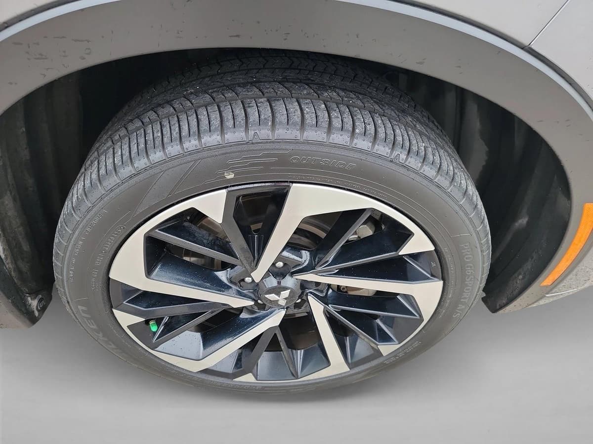 2024 Mitsubishi Outlander - Image 9