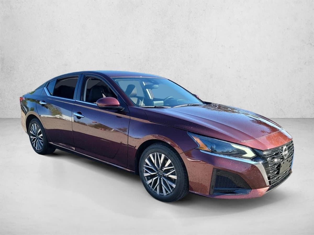 2023 Nissan Altima - Image 2