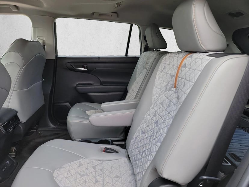 2022 Toyota Highlander Hybrid - Image 14