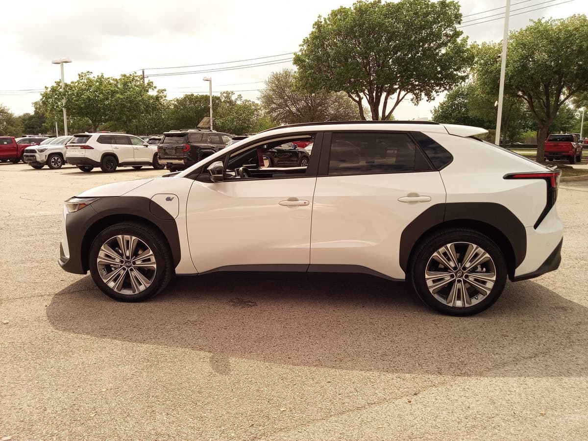 2025 Subaru Solterra - Image 8