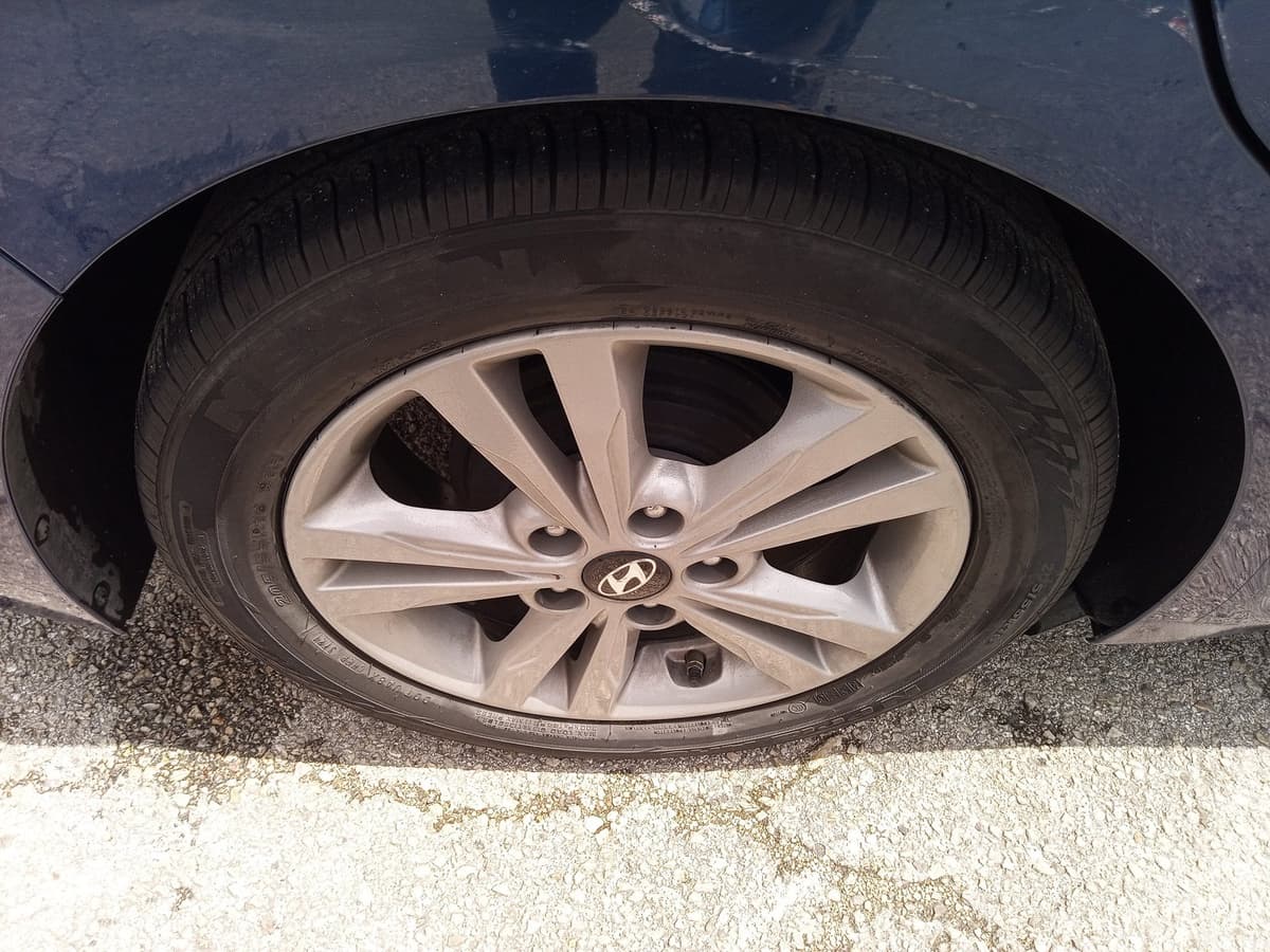 2017 Hyundai Elantra - Image 11