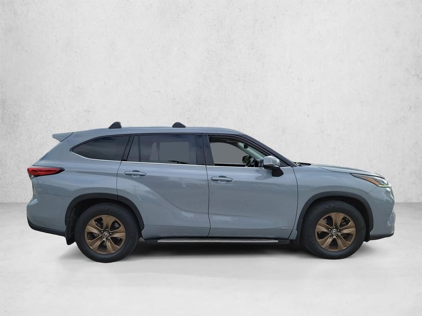 2022 Toyota Highlander Hybrid - Image 4