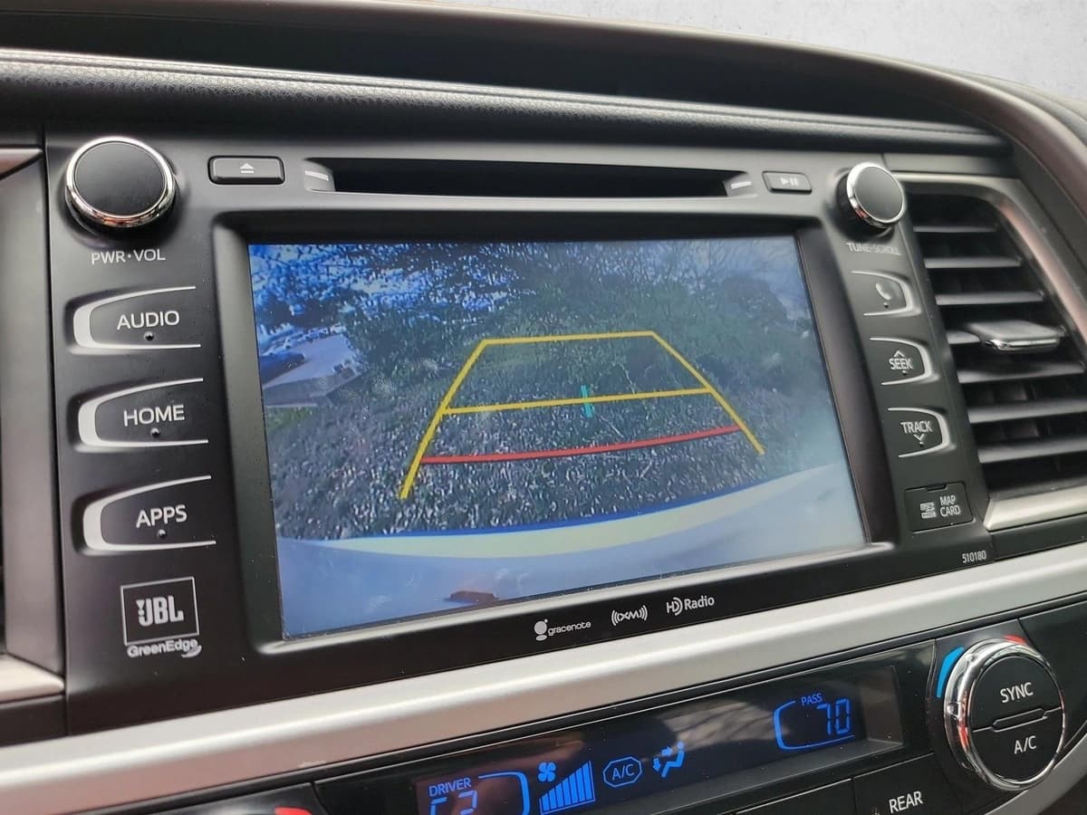 2017 Toyota Highlander - Image 22