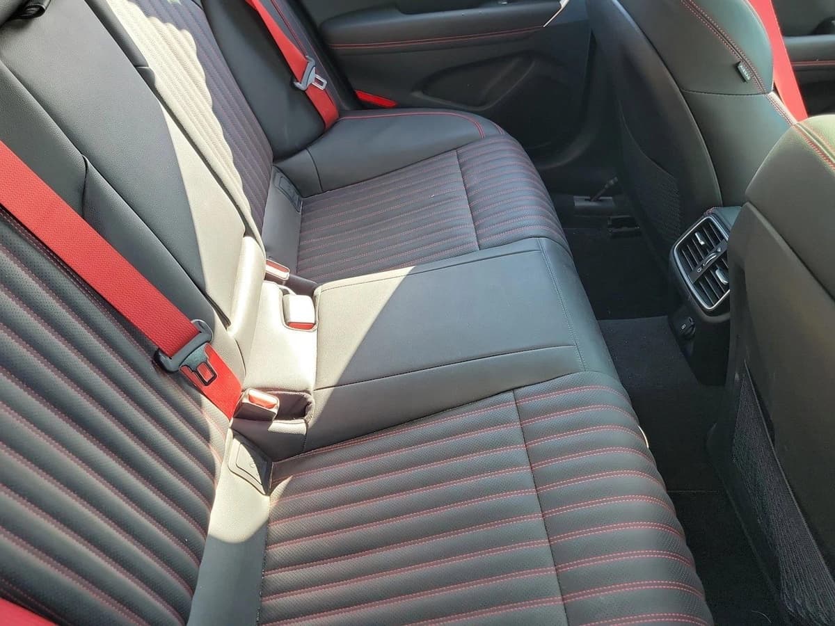 2023 Genesis G70 - Image 13