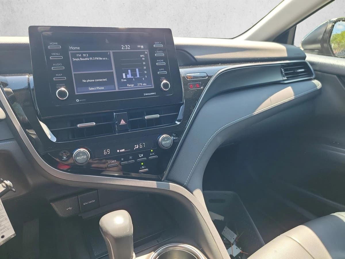 2022 Toyota Camry - Image 18