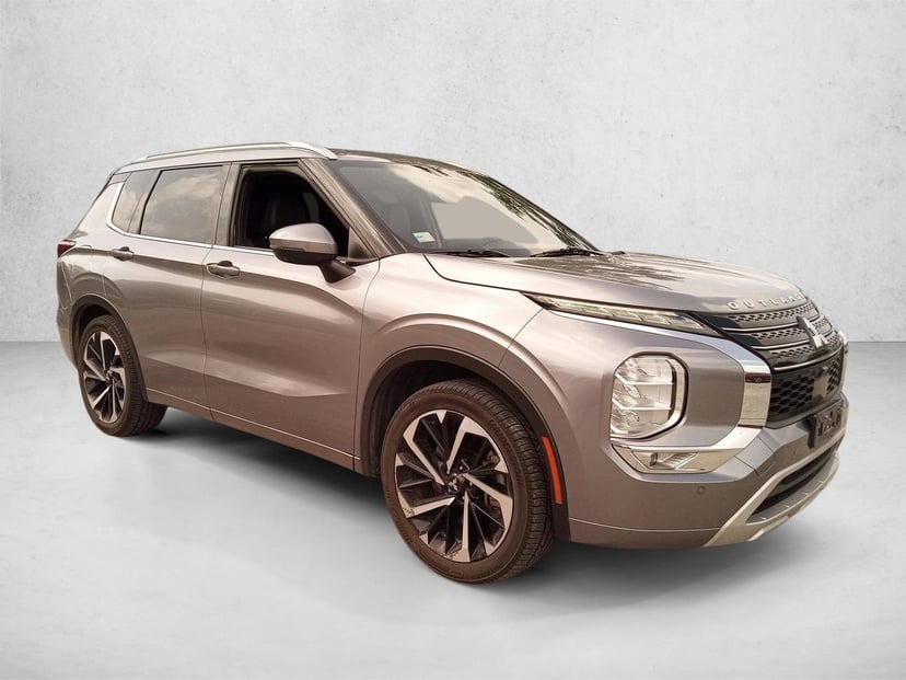 2022 Mitsubishi Outlander - Image 3