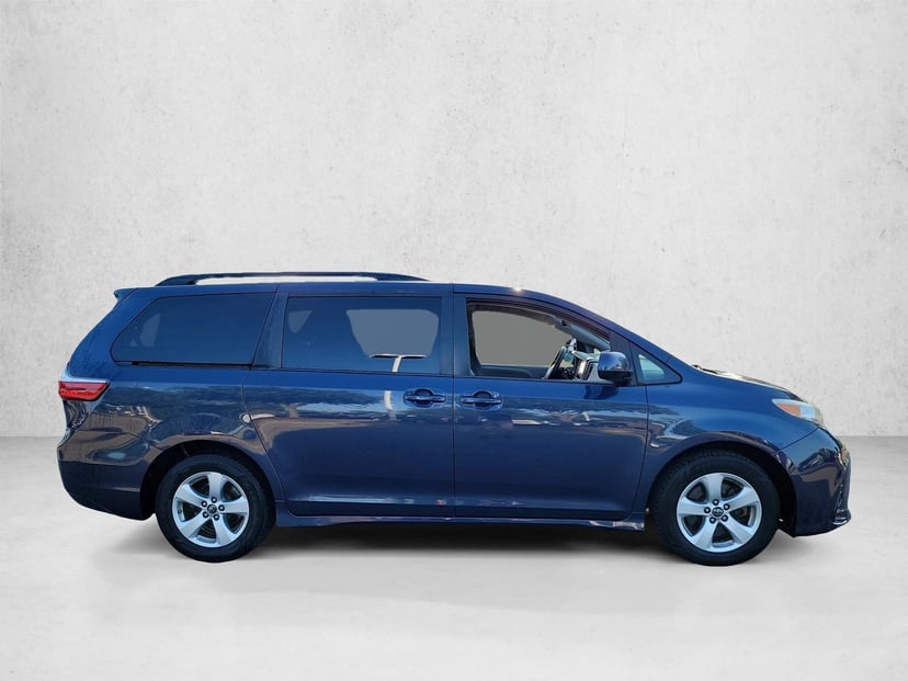 2018 Toyota Sienna - Image 2