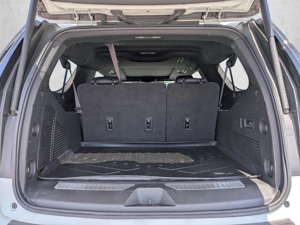 2022 Chevrolet Suburban - Image 7